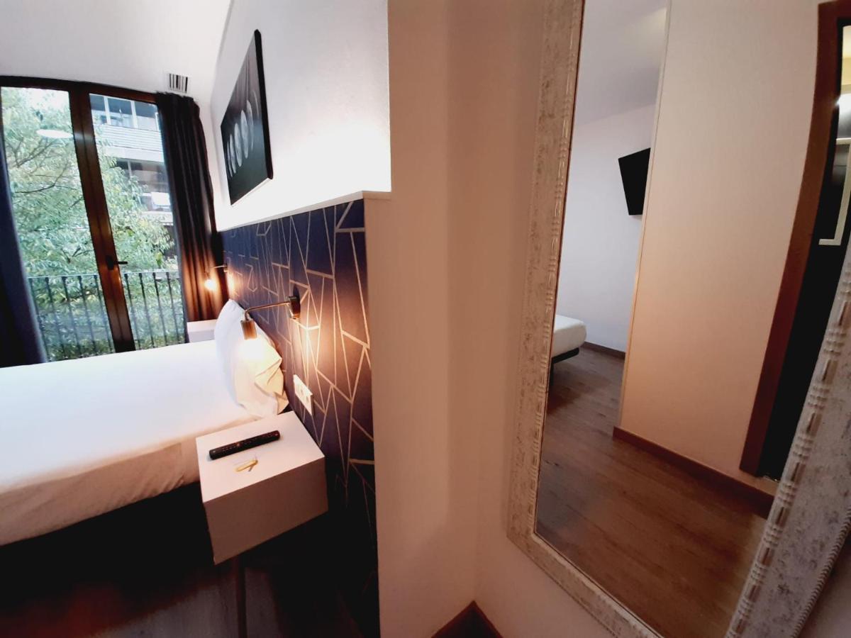Hostal Laia By Gaiarooms Barcelona Exterior photo